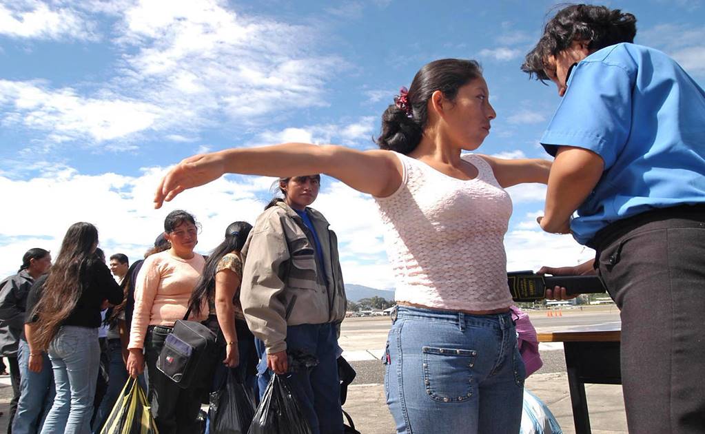 Avión de EU para deportados aterriza de emergencia en Guatemala