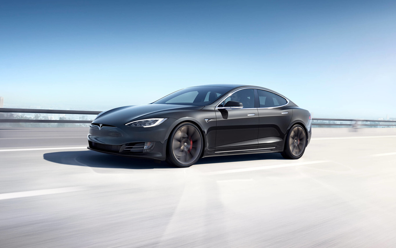 Hacker modifica Tesla Model S para superar los 340 km/h