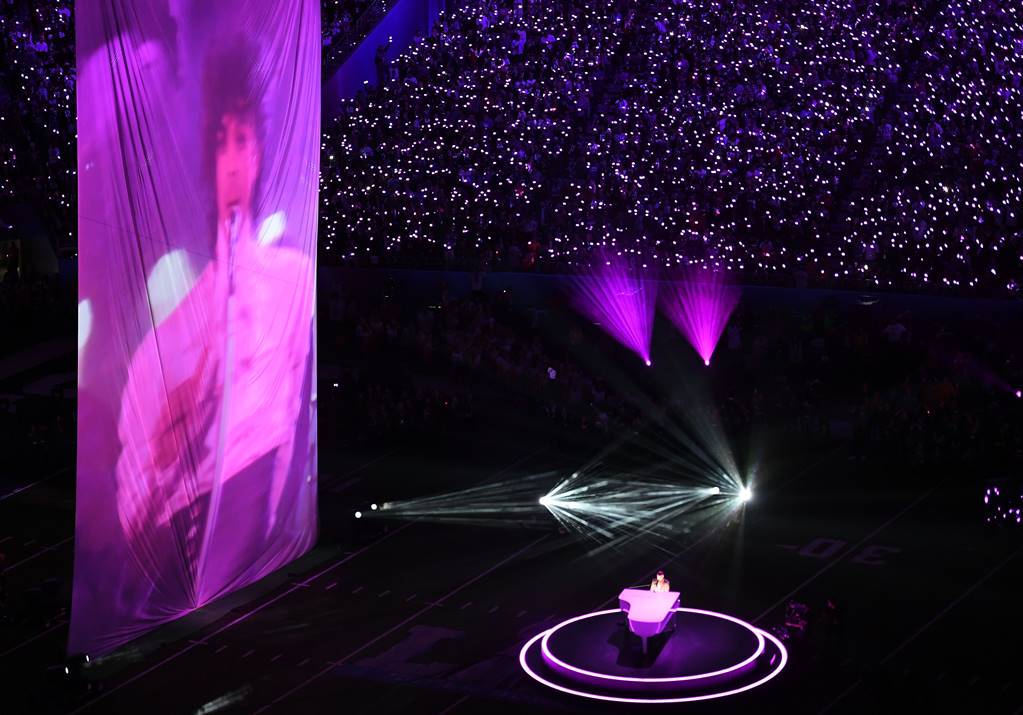 Acusan que Timberlake usó holograma de Prince sin permiso