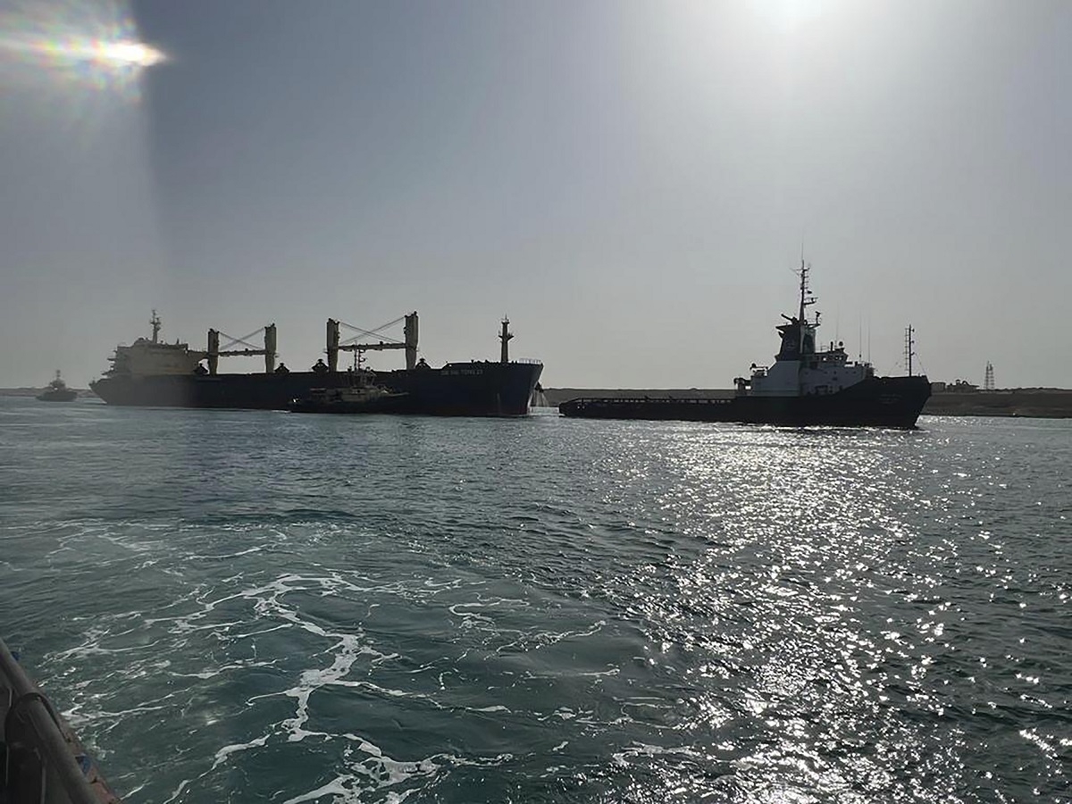 Reflotan un buque mercantil que interrumpió durante horas el tráfico en el canal de Suez