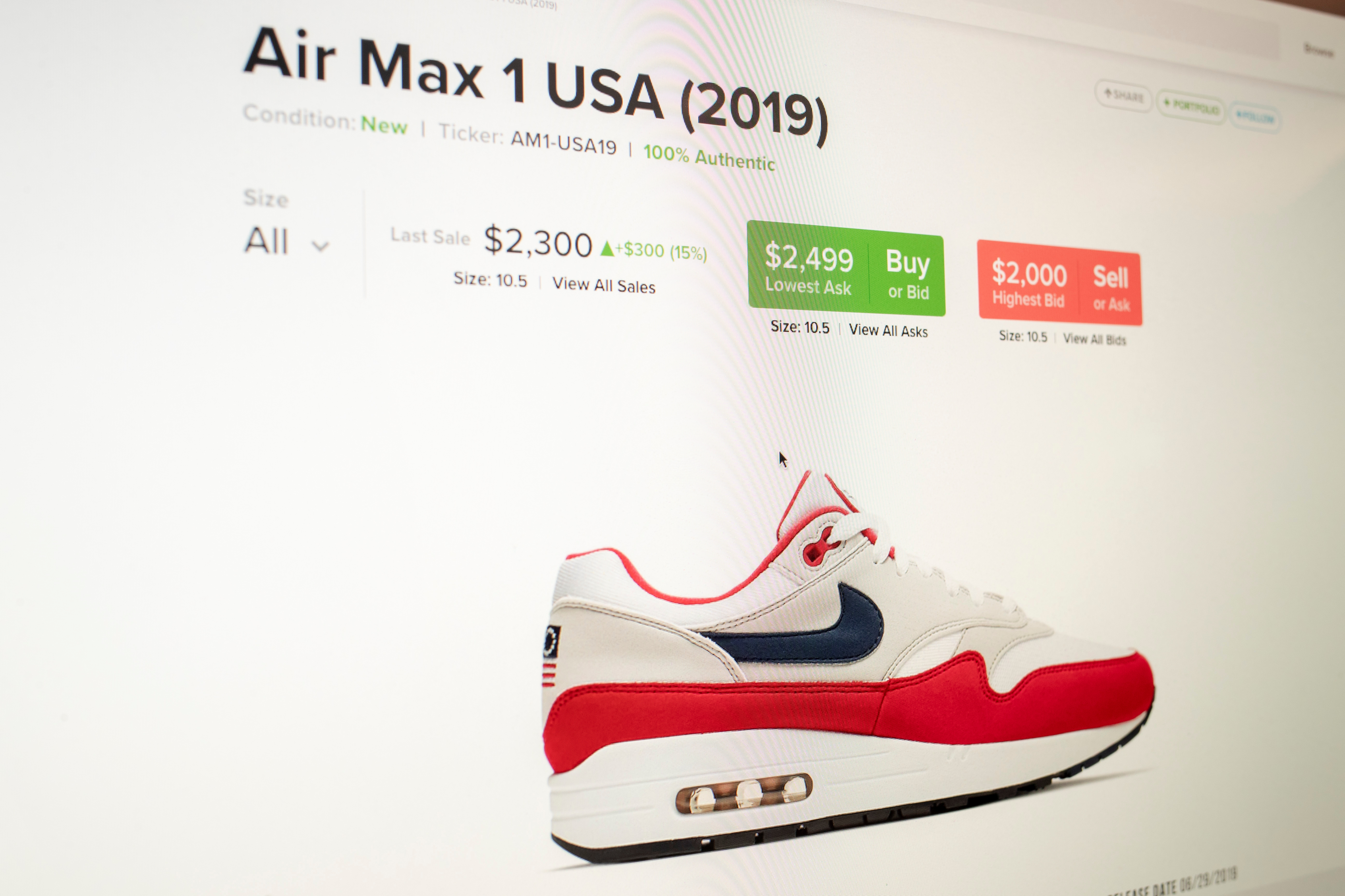 Max us. Флаг Бетси Росс на кроссовках Nike.