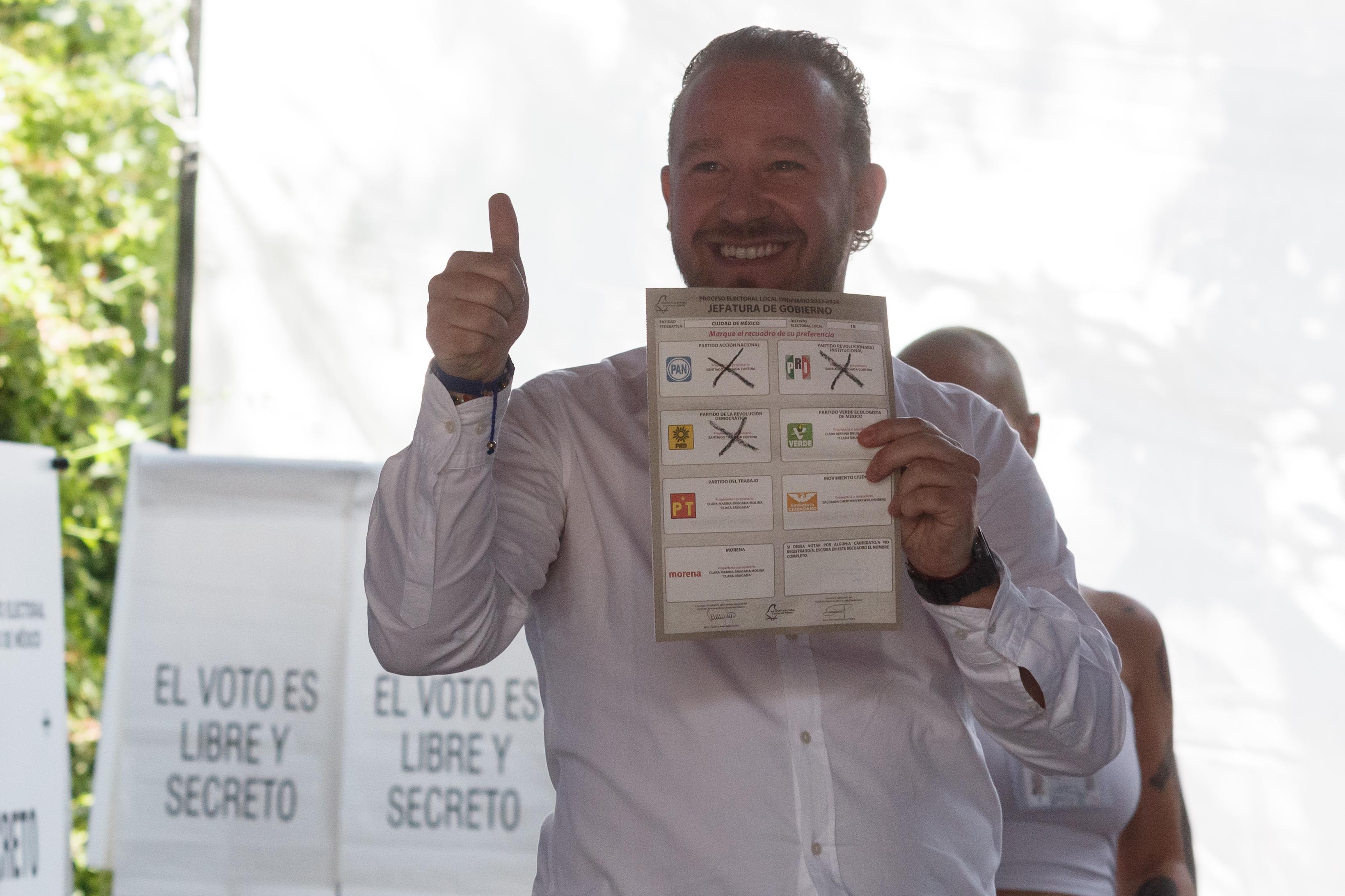 Santiago Taboada gana el voto de chilangos en el extranjero