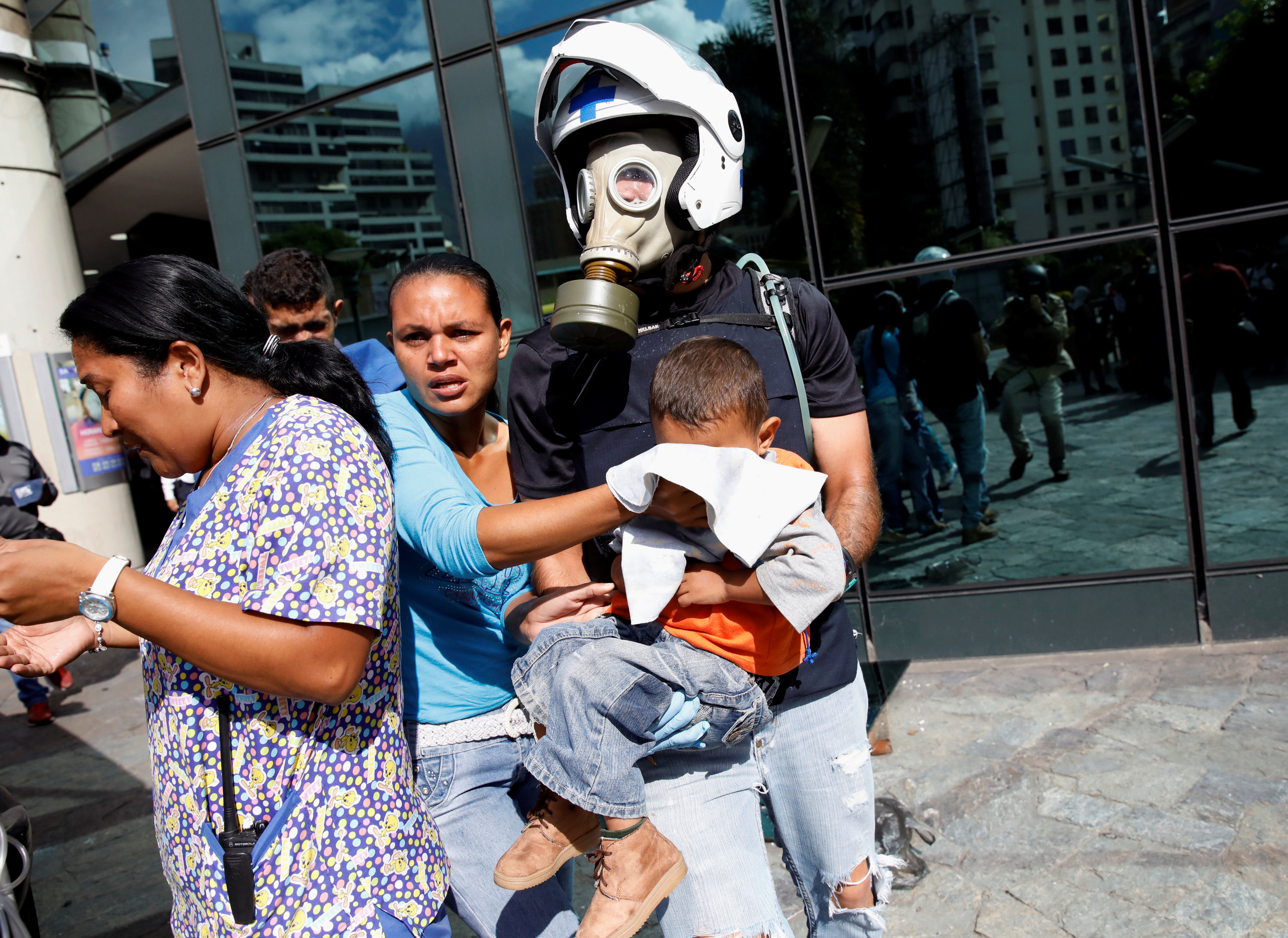 Videos. Policía lanza gas lacrimógeno en plazas de Caracas; ahoga a niños y ancianos