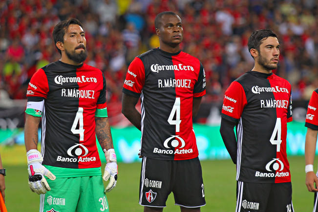 Los Rojinegros , con su capitán