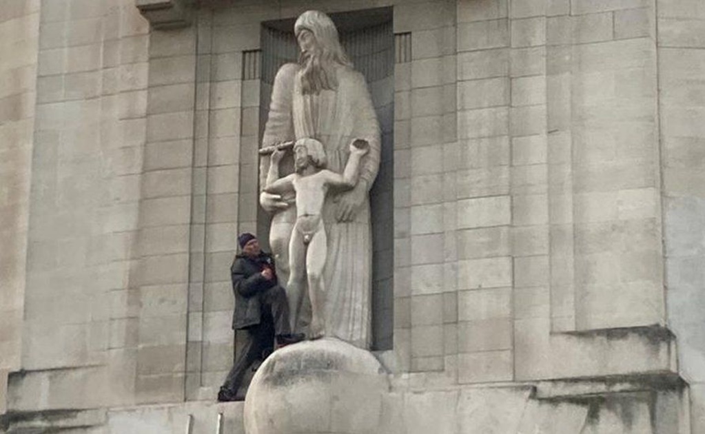 Hombre grita "pedófilo" y ataca estatua del polémico artista Eric Gill en Londres