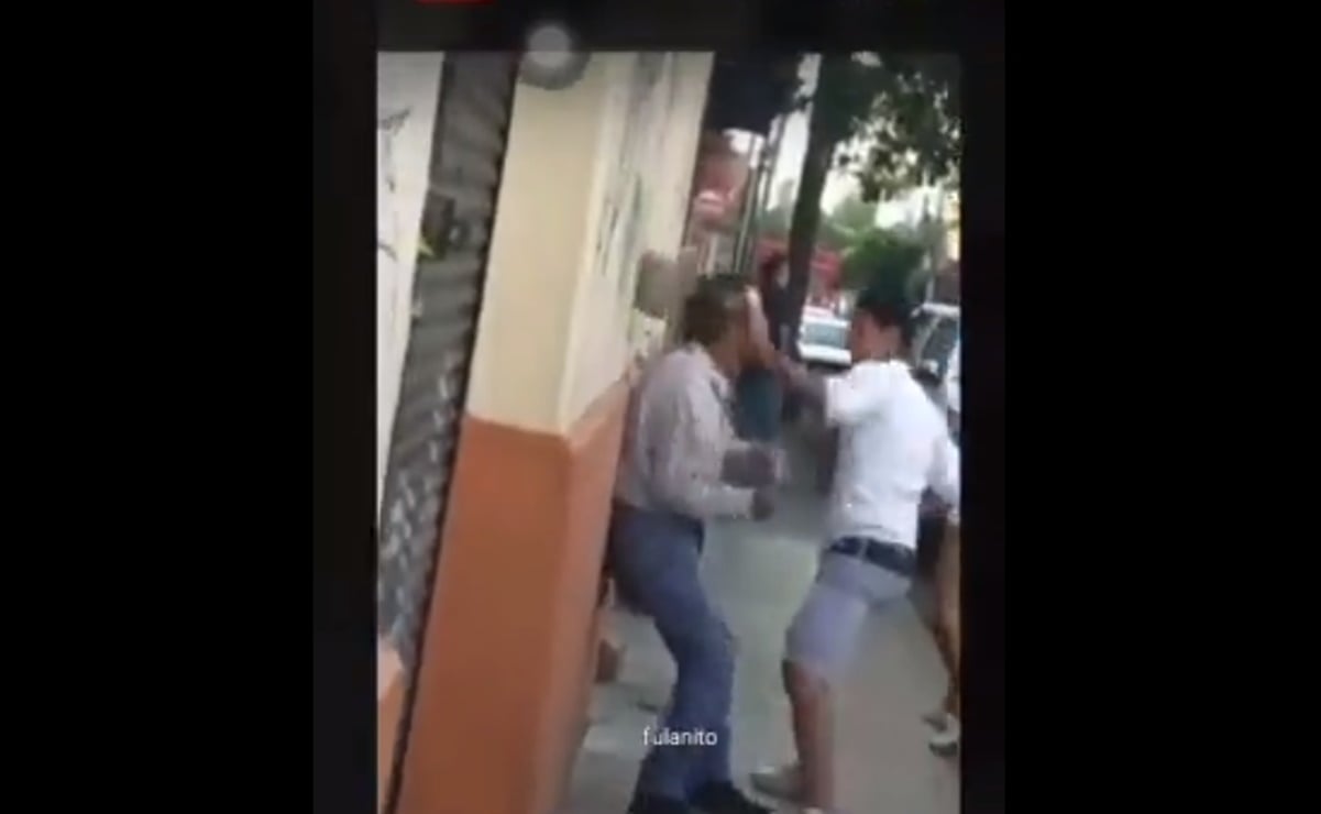 Adolescentes graban cómo golpean a adulto mayor en Guadalajara para publicar el video en redes