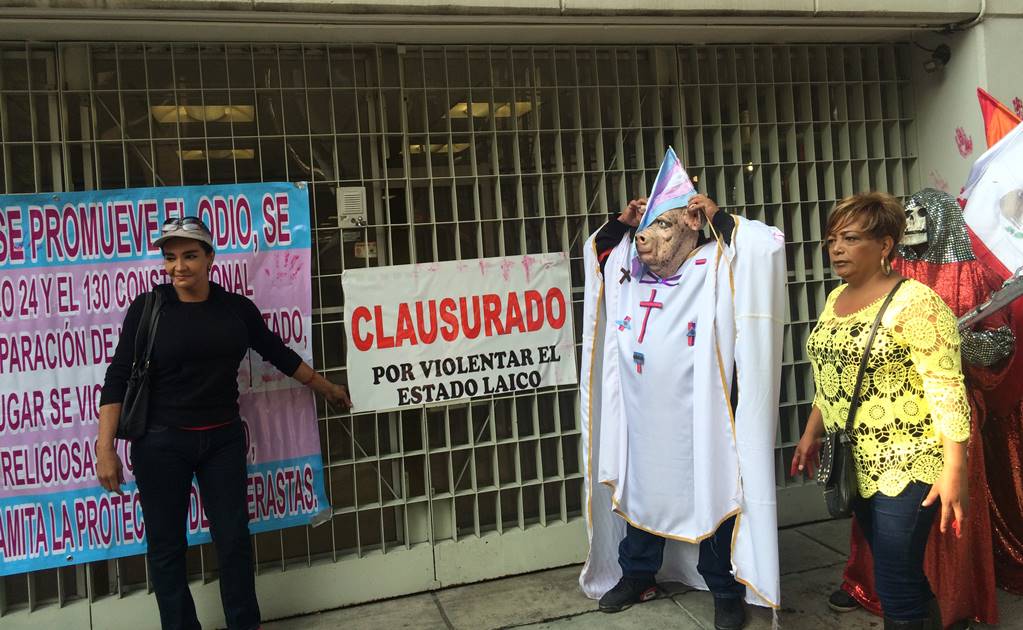Comunidad gay clausura simbólicamente la Arquidiócesis de México