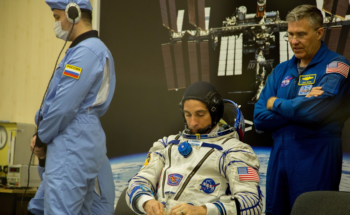 Astronautas dejan la Tierra en plena pandemia