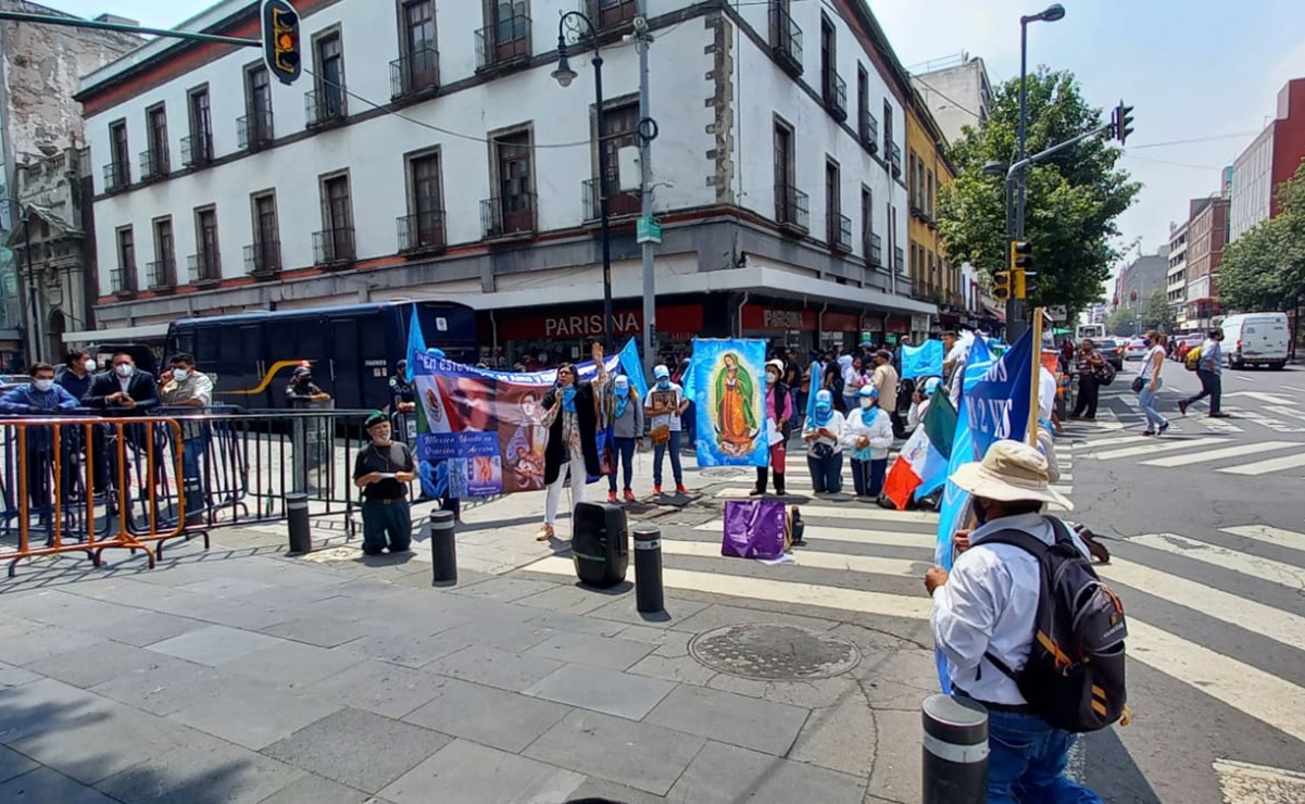 Feministas colocan pañuelos verdes mientras provida rezan en la Corte por objeción de conciencia 