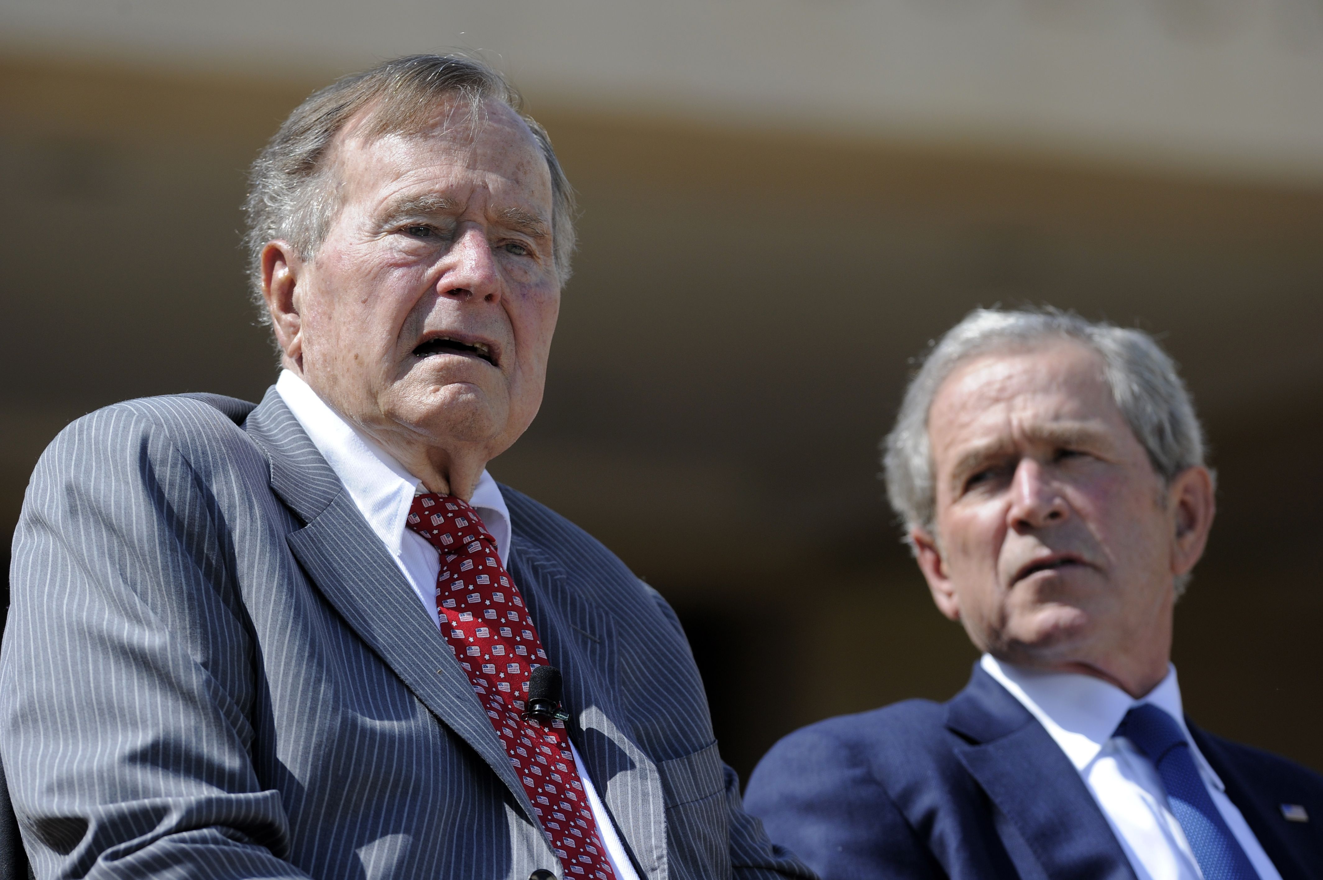 Bush padre e hijo llaman a rechazar "racismo, antisemitismo y odio"