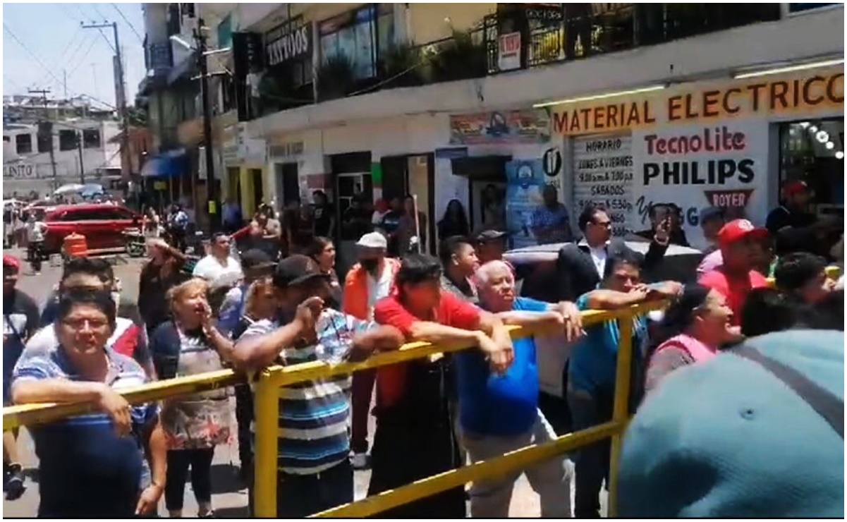 Locatarios y vecinos rechazan colocación de puestos metálicos en calles aledañas al mercado El Molinito