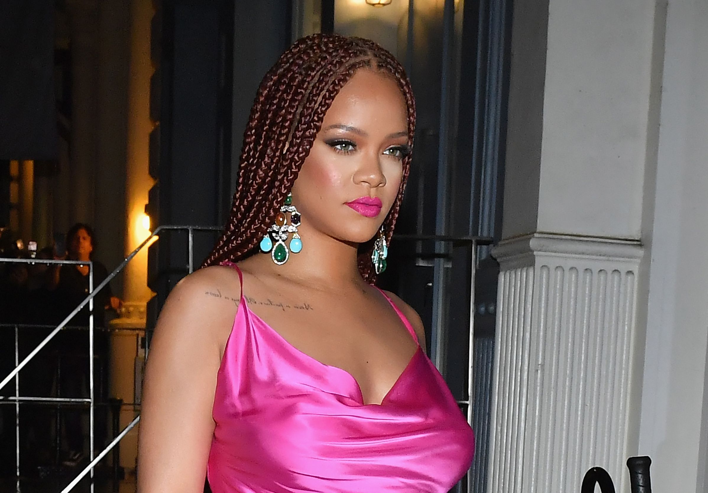 Rihanna impacta con nuevo look y sexy vestido de satén rosa