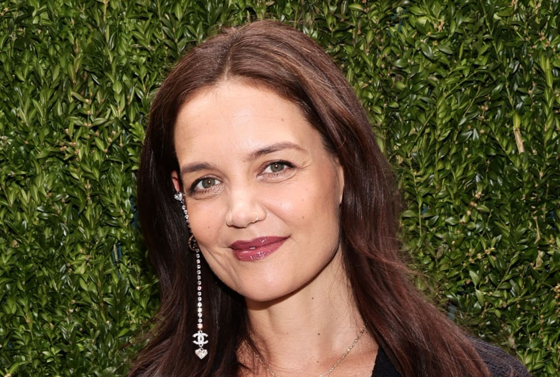 Katie Holmes, de 44 años, luce su esbelto abdomen con bra deportivo
