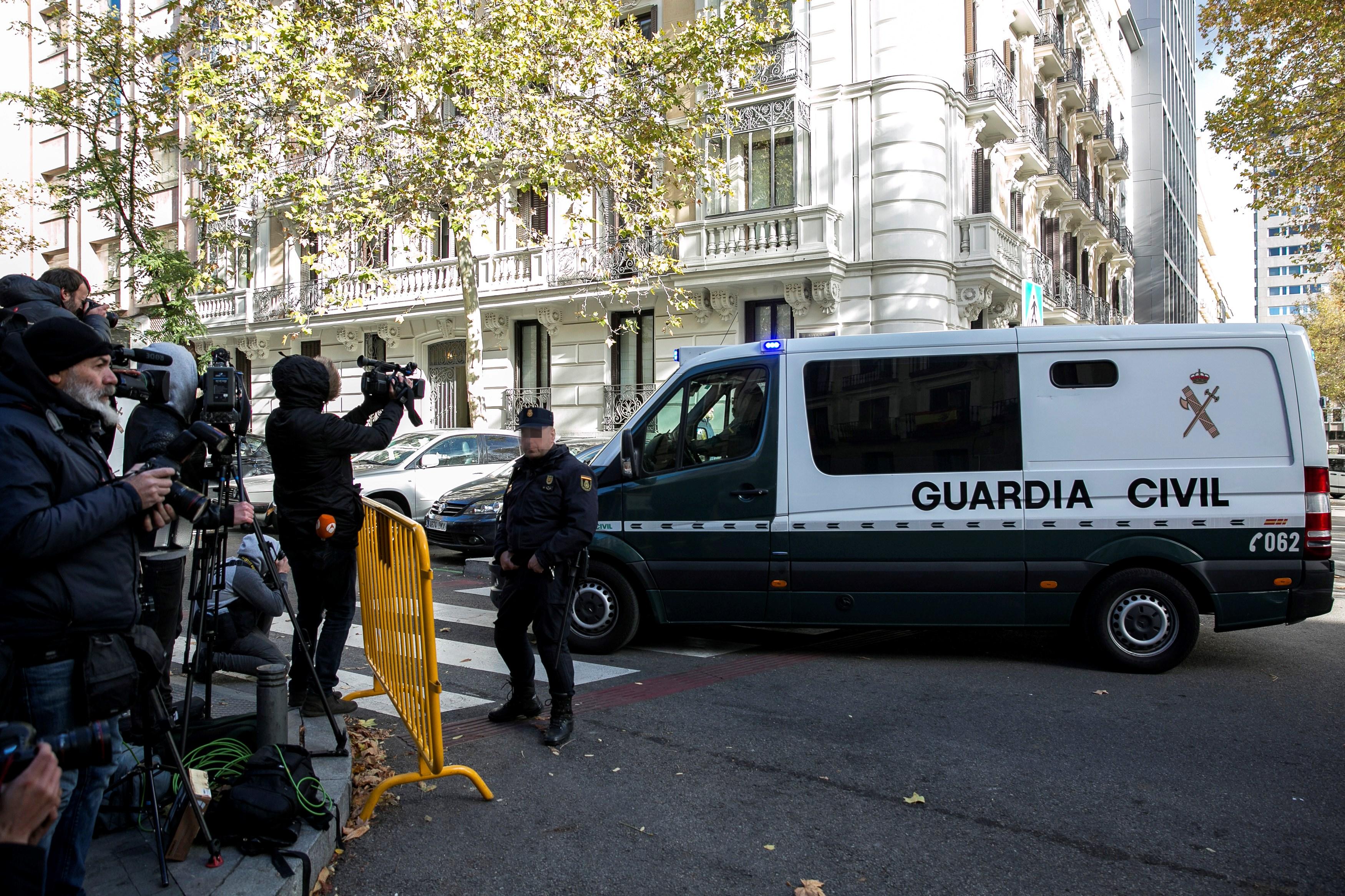 Independentistas catalanes presos sabrán hasta el lunes si quedan libres