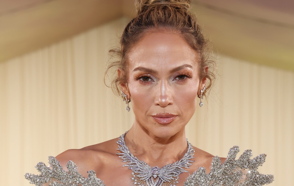 Met Gala 2024: JLo llega sin Ben Affleck y brilla por sí sola con imponente vestido de transparencia, de Schiaparelli