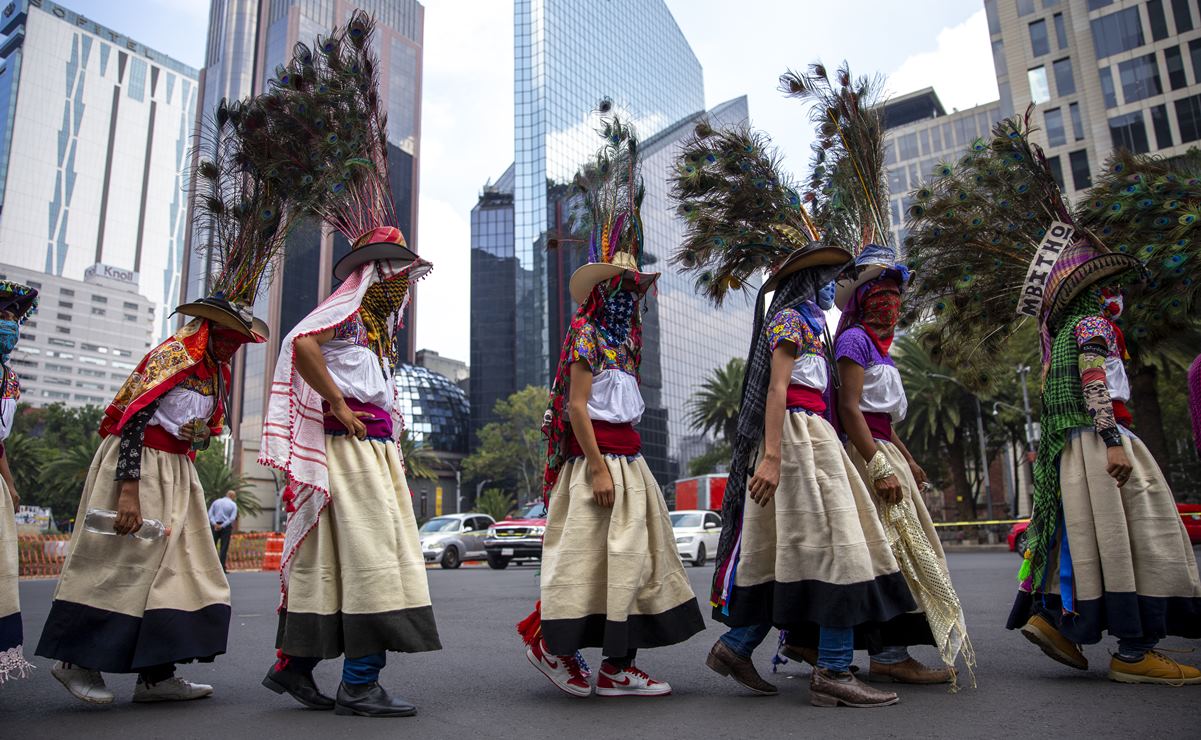 Marchan en calles de la CDMX por el Día Internacional de los Pueblos Indígenas