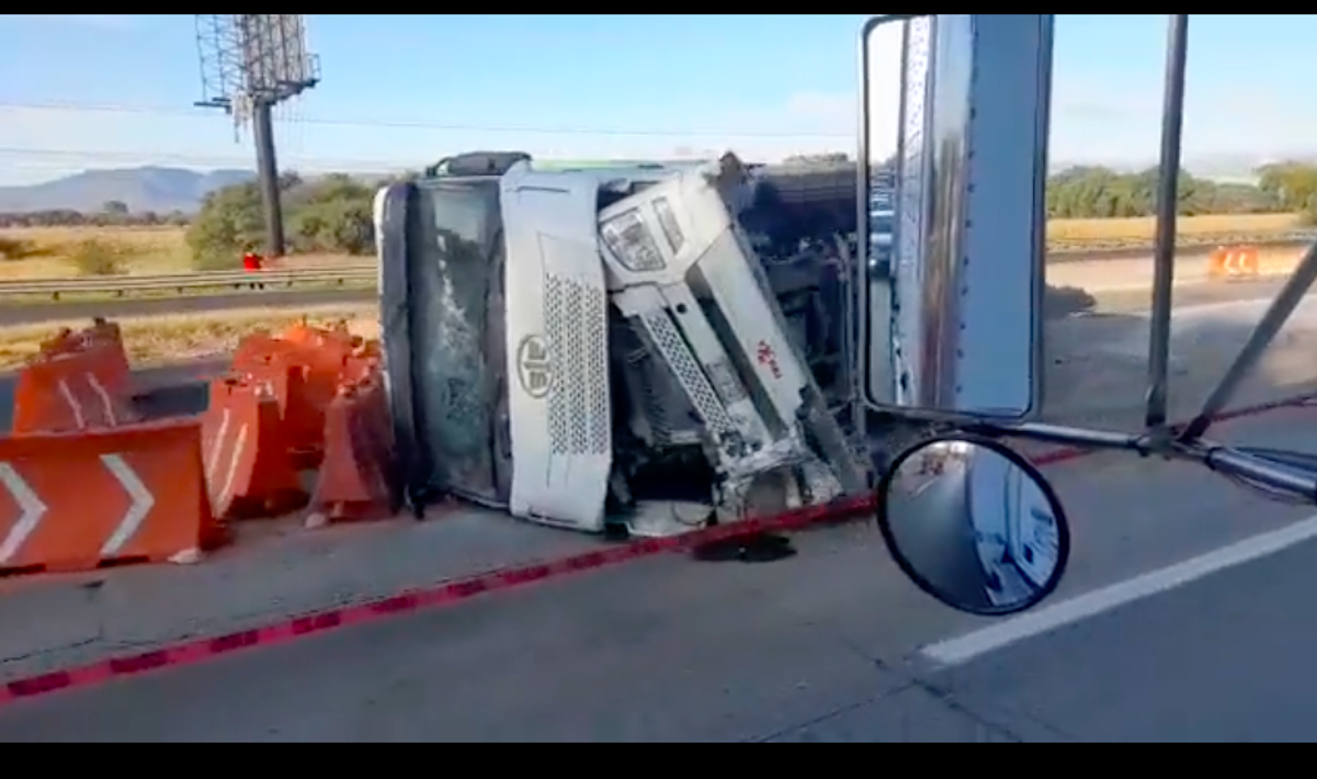 Reportan cierre total en la Autopista México-Querétaro; atienden accidente 