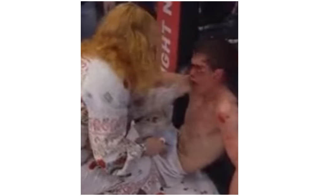 Madre cachetea a su hijo tras ser noqueado en pelea de MMA