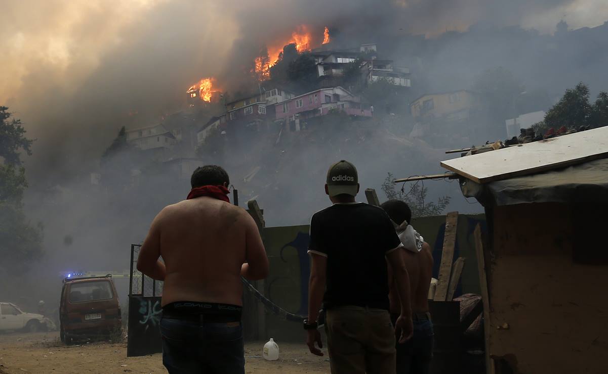 “Horrible, ver mi casa en llamas”, dice damnificado por incendio en Chile