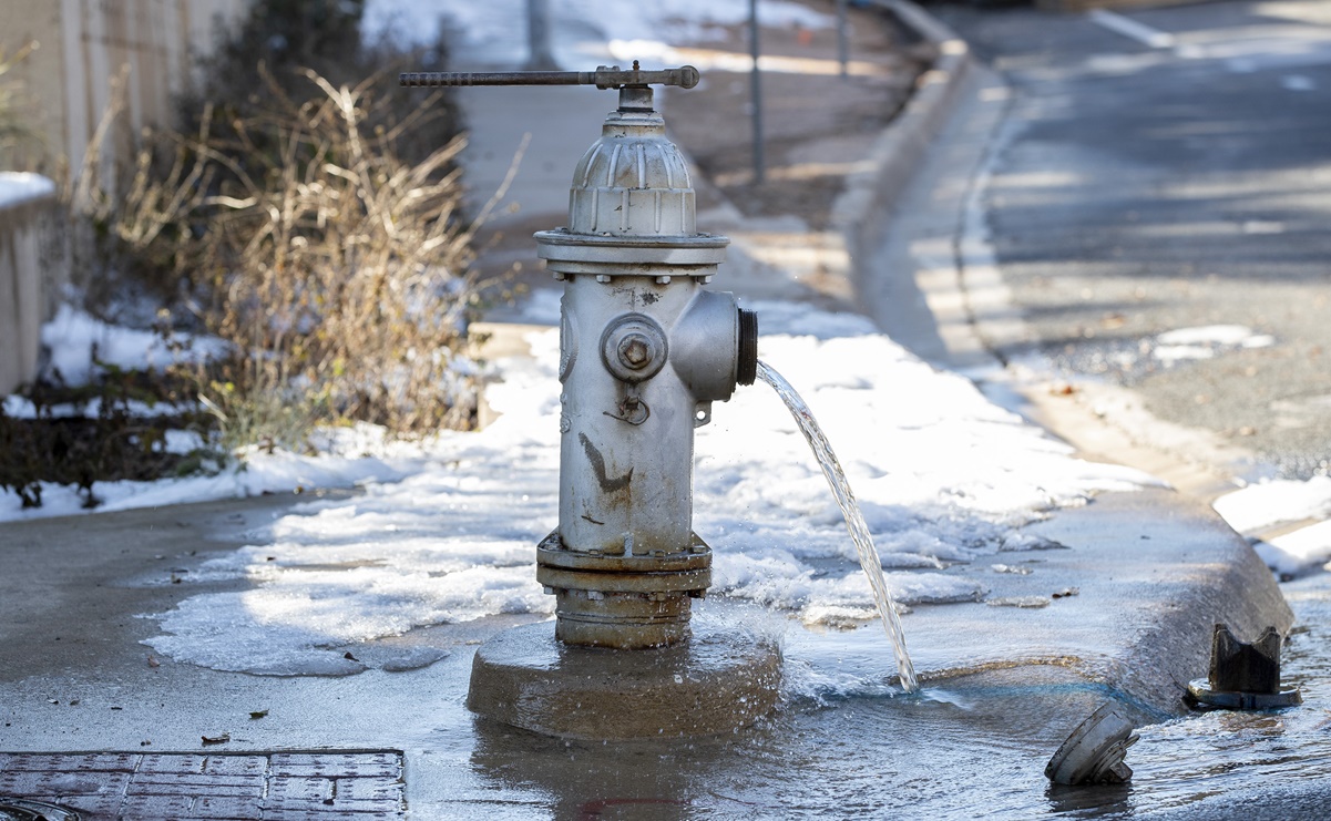 Miles de personas recuperan servicios de agua y electricidad ante ola de frío en Texas