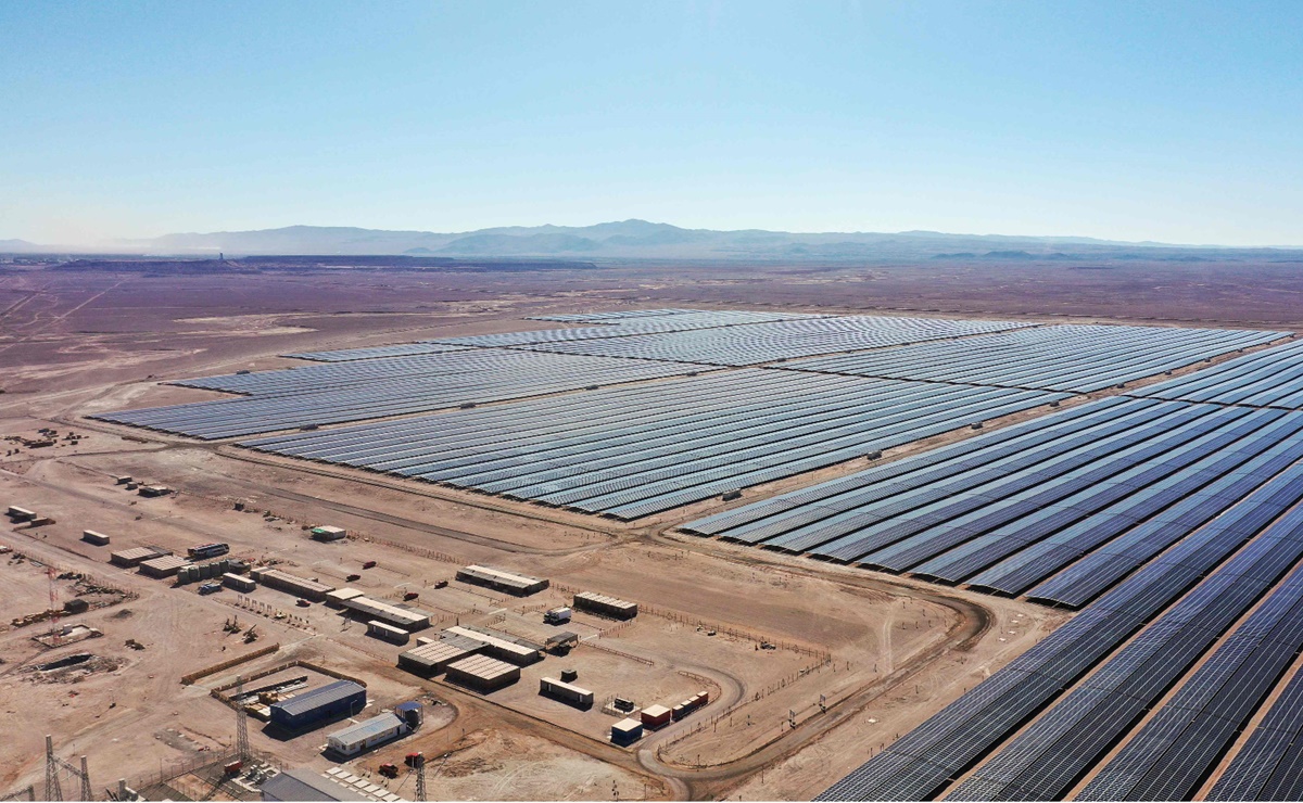 Chile inaugura mega planta solar, mide el equivalente a 370 canchas de fútbol