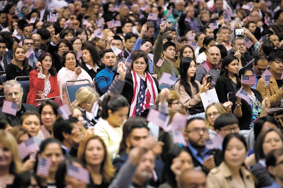 La mayoría de estadounidenses, incluidos los latinos, apoyan una deportación masiva