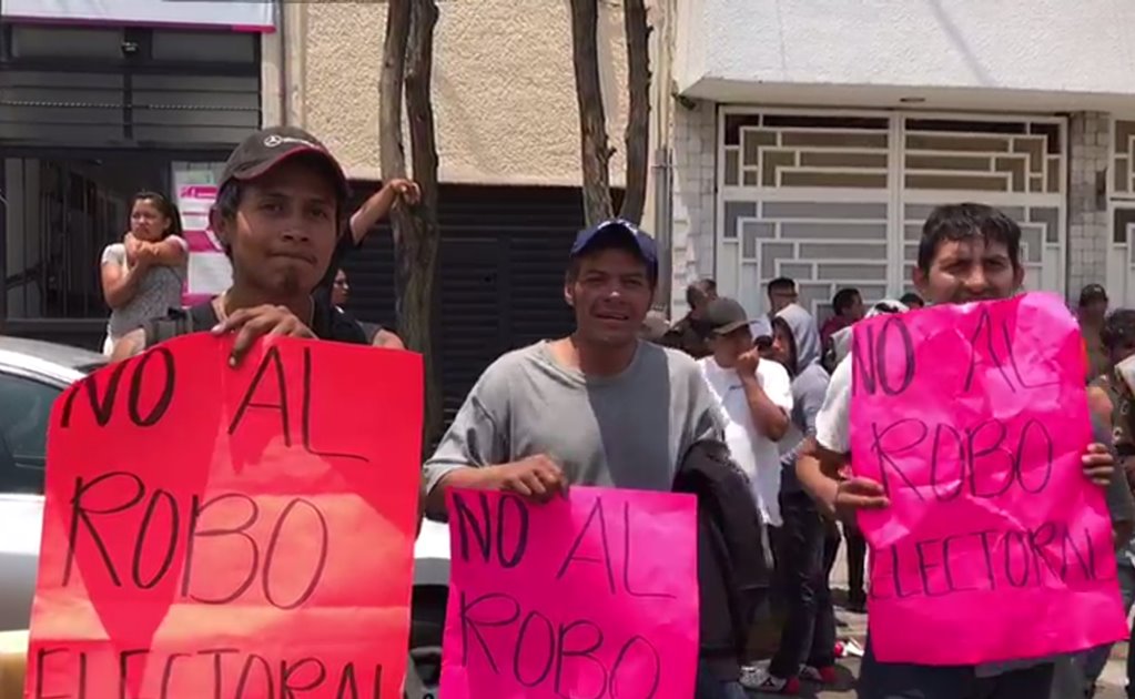 Jóvenes impiden a funcionarios del IEEM entrar a junta municipal en Naucalpan