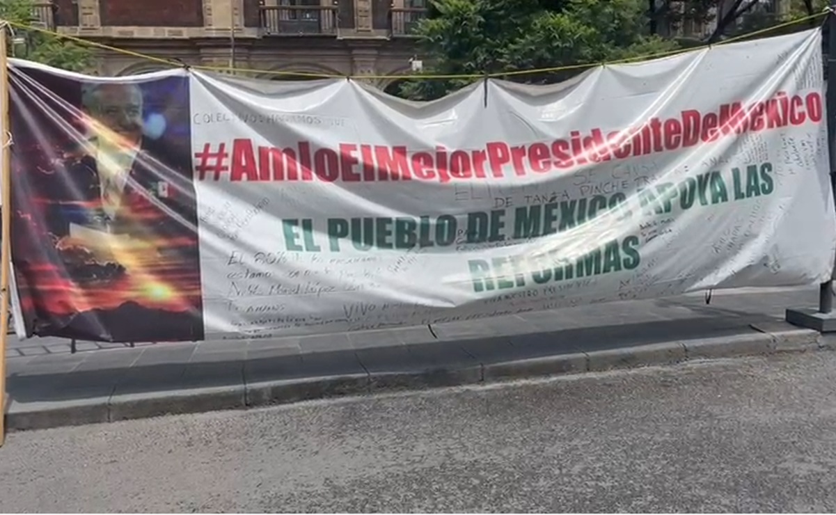 Simpatizantes de AMLO se manifiestan afuera de la Corte a favor de la reforma judicial 