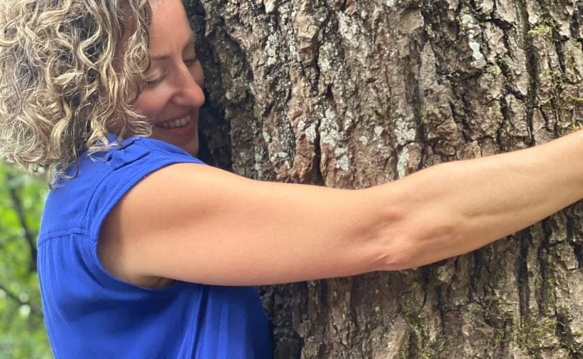 Mujer se declara "ecosexual" y narra romance con un árbol: VIDEO