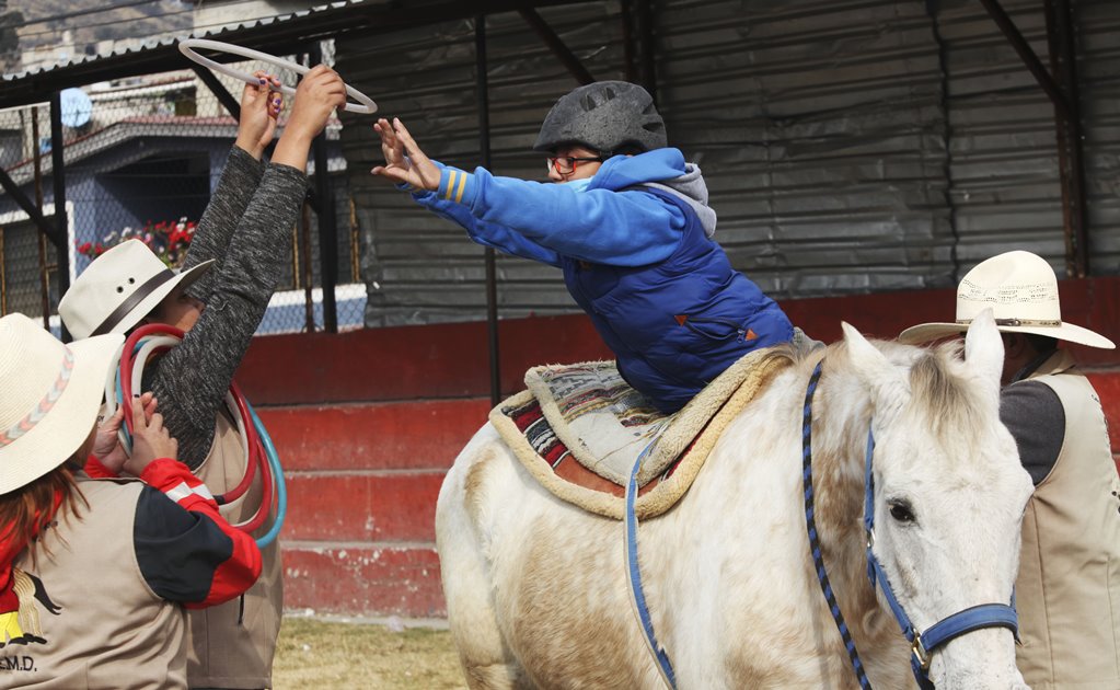 Llevan terapia con caballos a personas con autismo en Toluca