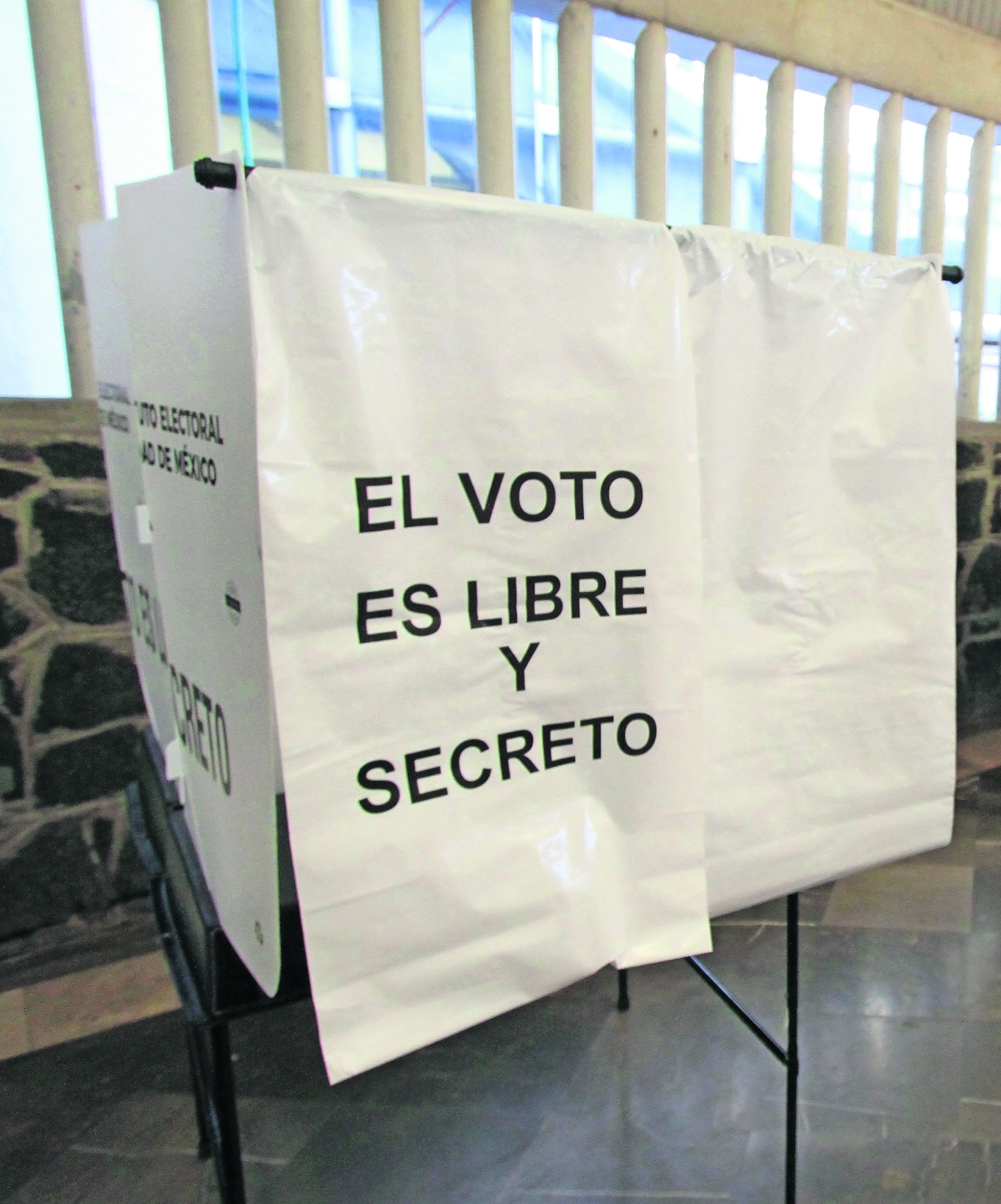 Grupo armado se roba boletas y otro material electoral, en Jacona, Michoacán