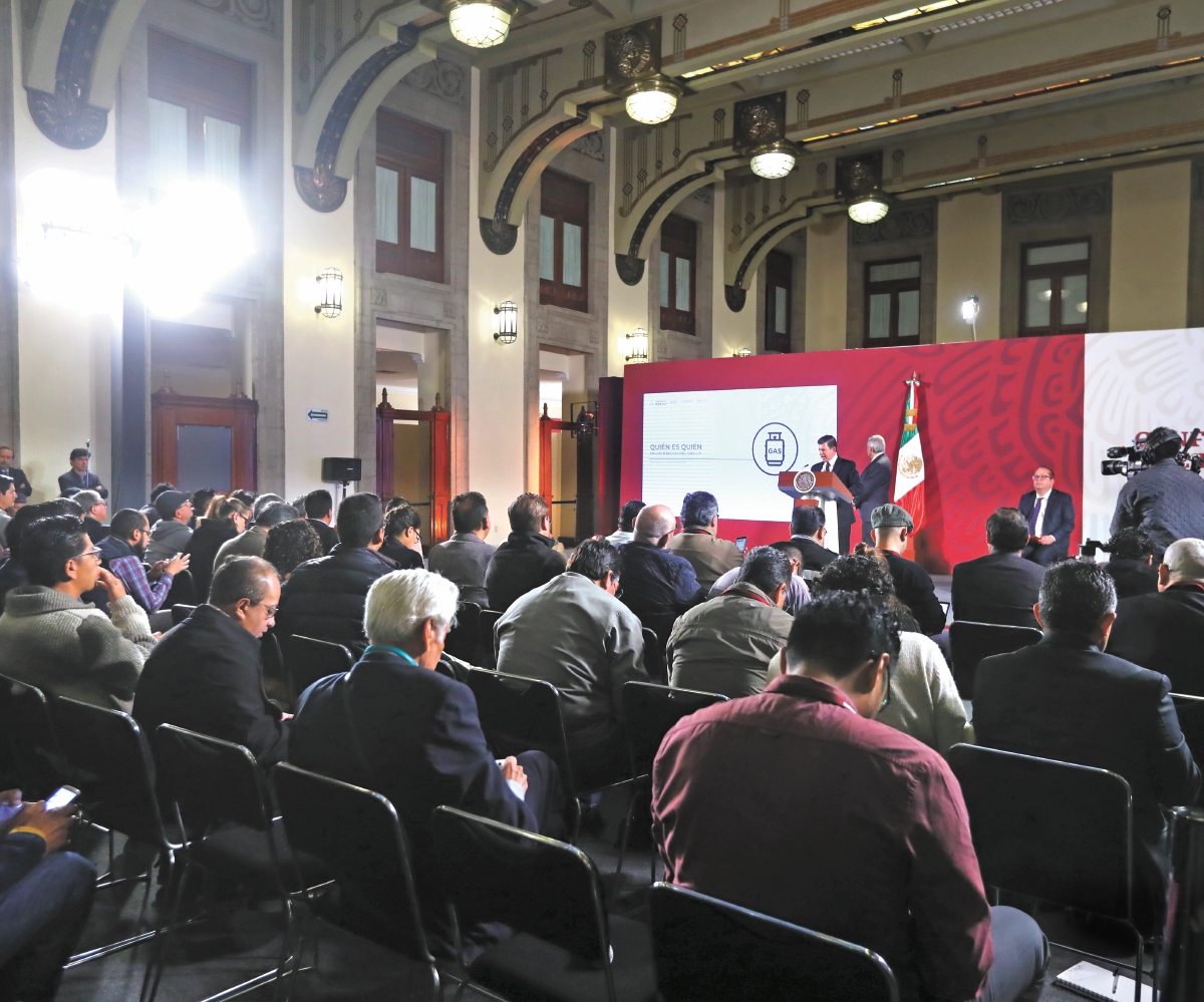 Invade vacío feminista a conferencia presidencial