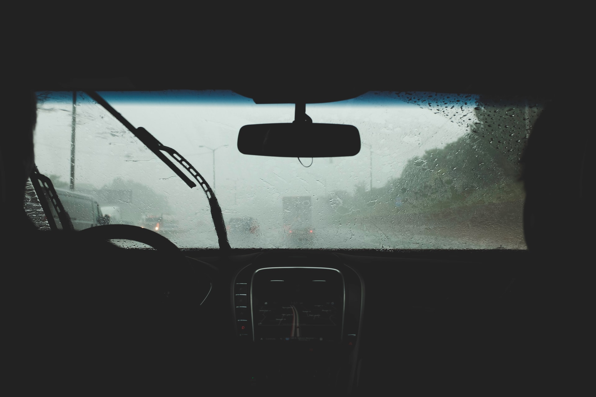 Aplica estos trucos para desempañar los vidrios del auto cuando llueve
