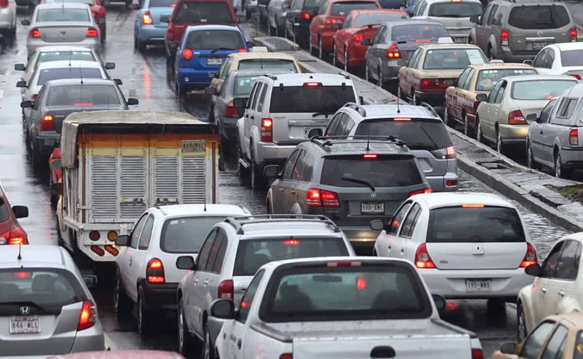 Combi vuelca y cae de puente en Periférico Norte