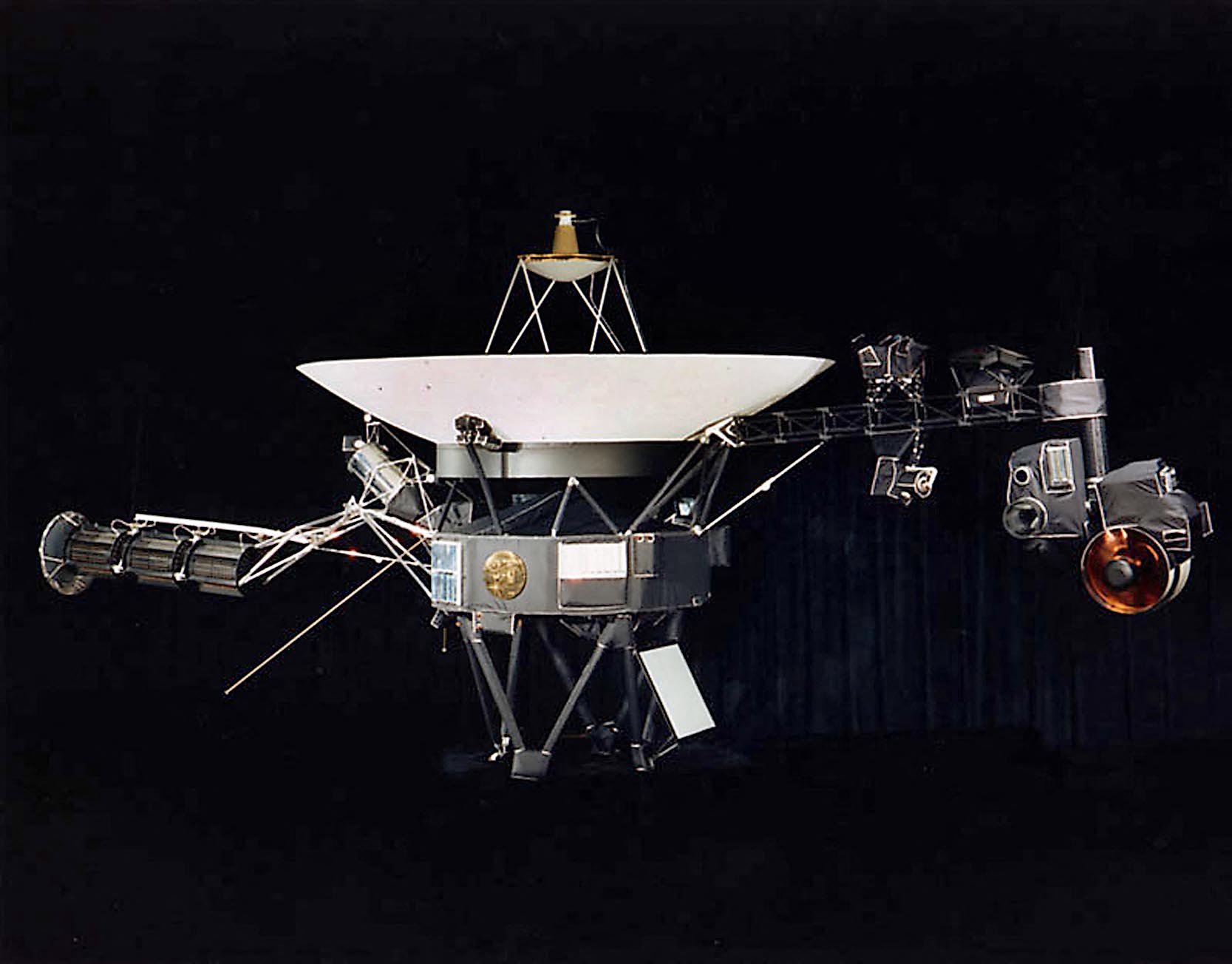 ¡Milagro espacial! Voyager 2 envía 'latido' desde 19,900 millones de km de la Tierra