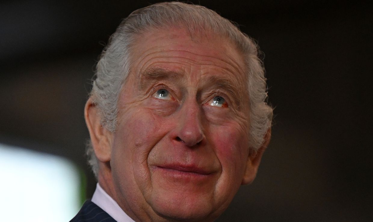 Carlos III ¿aguantando a que pase la tormenta con Harry y Meghan Markle?