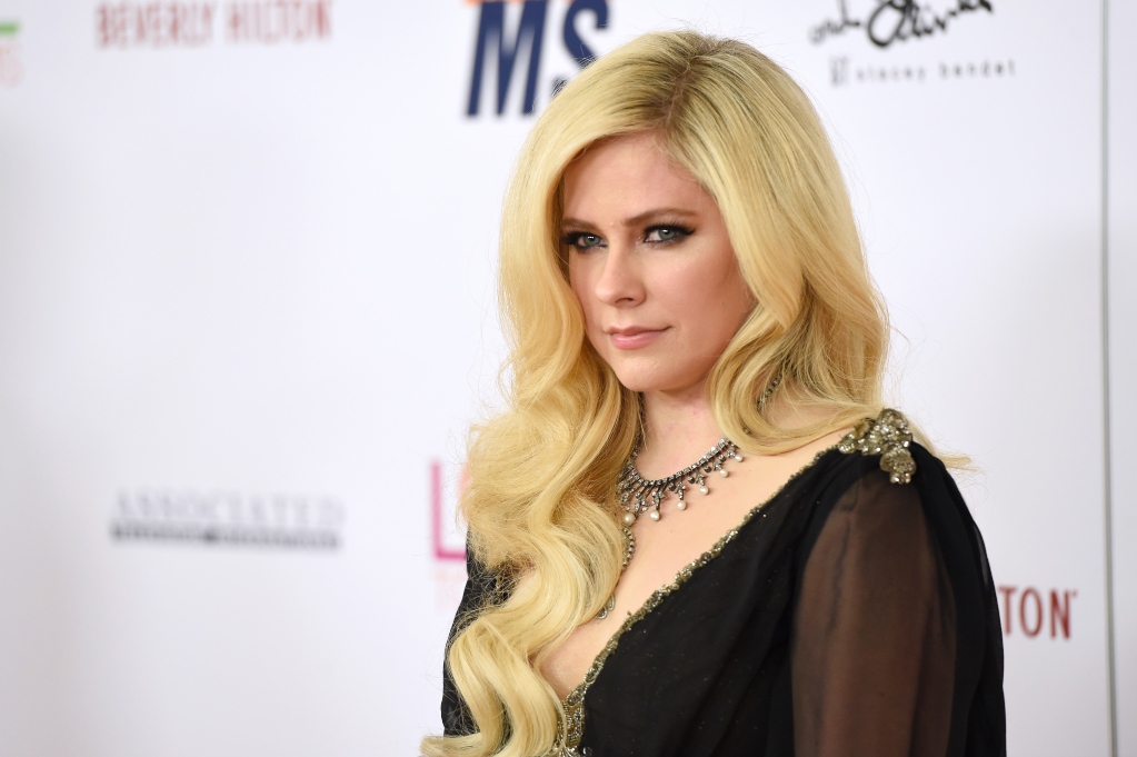 Avril Lavigne impacta con look gótico para su nuevo video