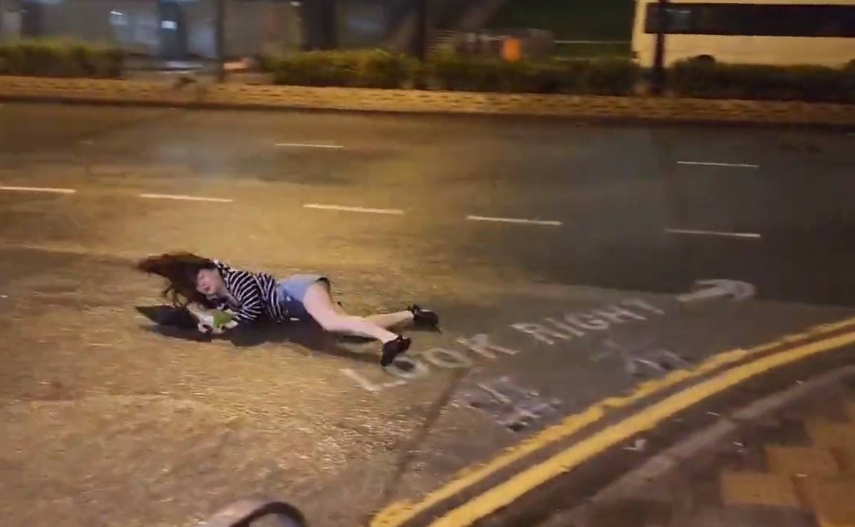 VIDEO: Fuertes vientos del tifón Saola arrastran a una mujer en calle de Hong Kong