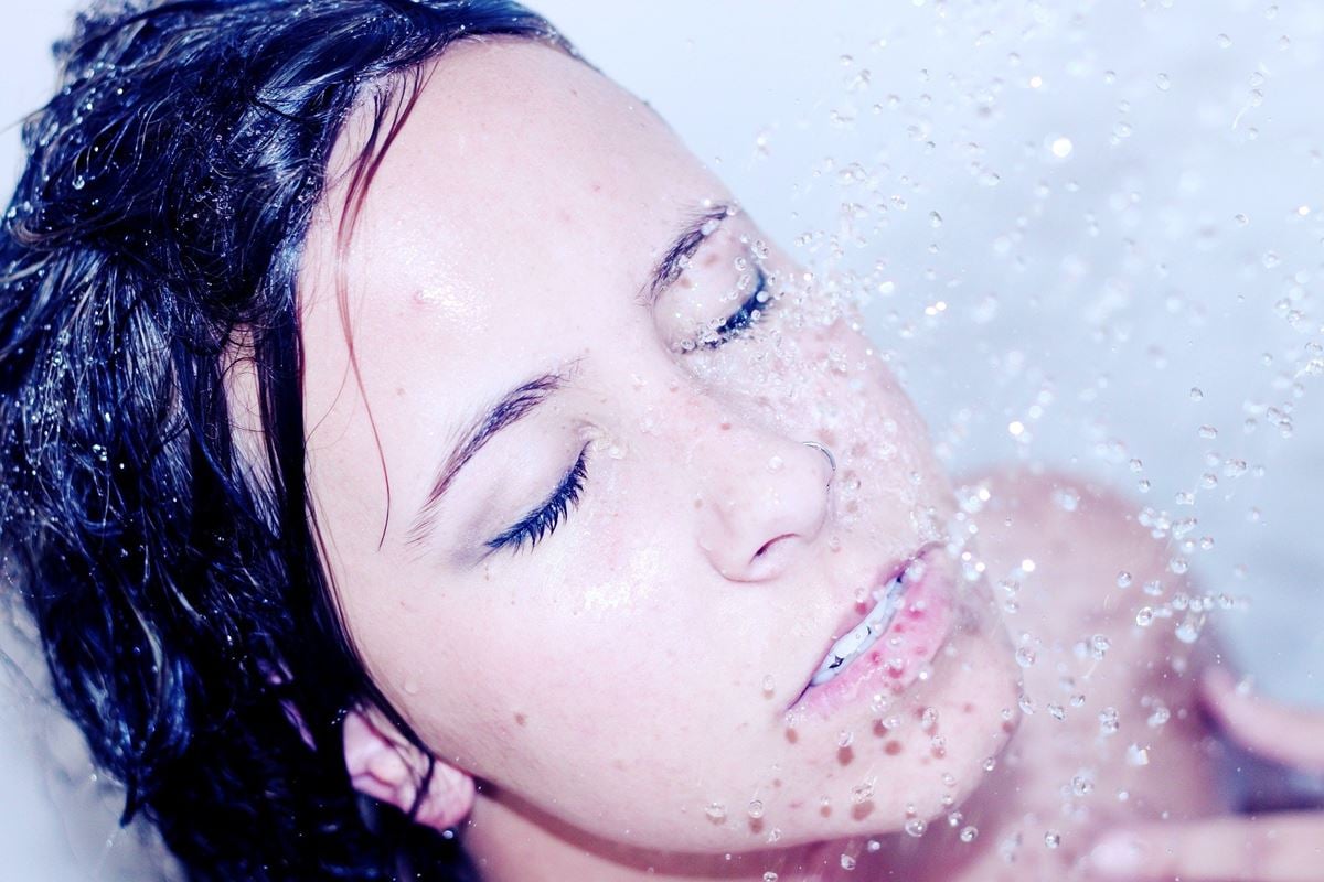 Qué es mejor: agua caliente o fría para lavarse la cara