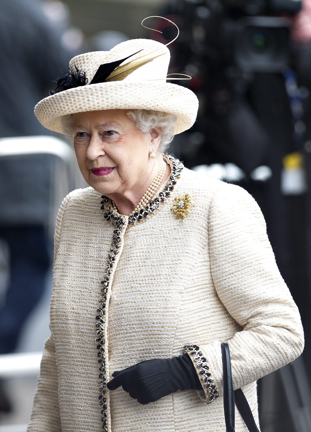 Reina Isabel II expresó sus condolencias a familiares y víctimas del atentado