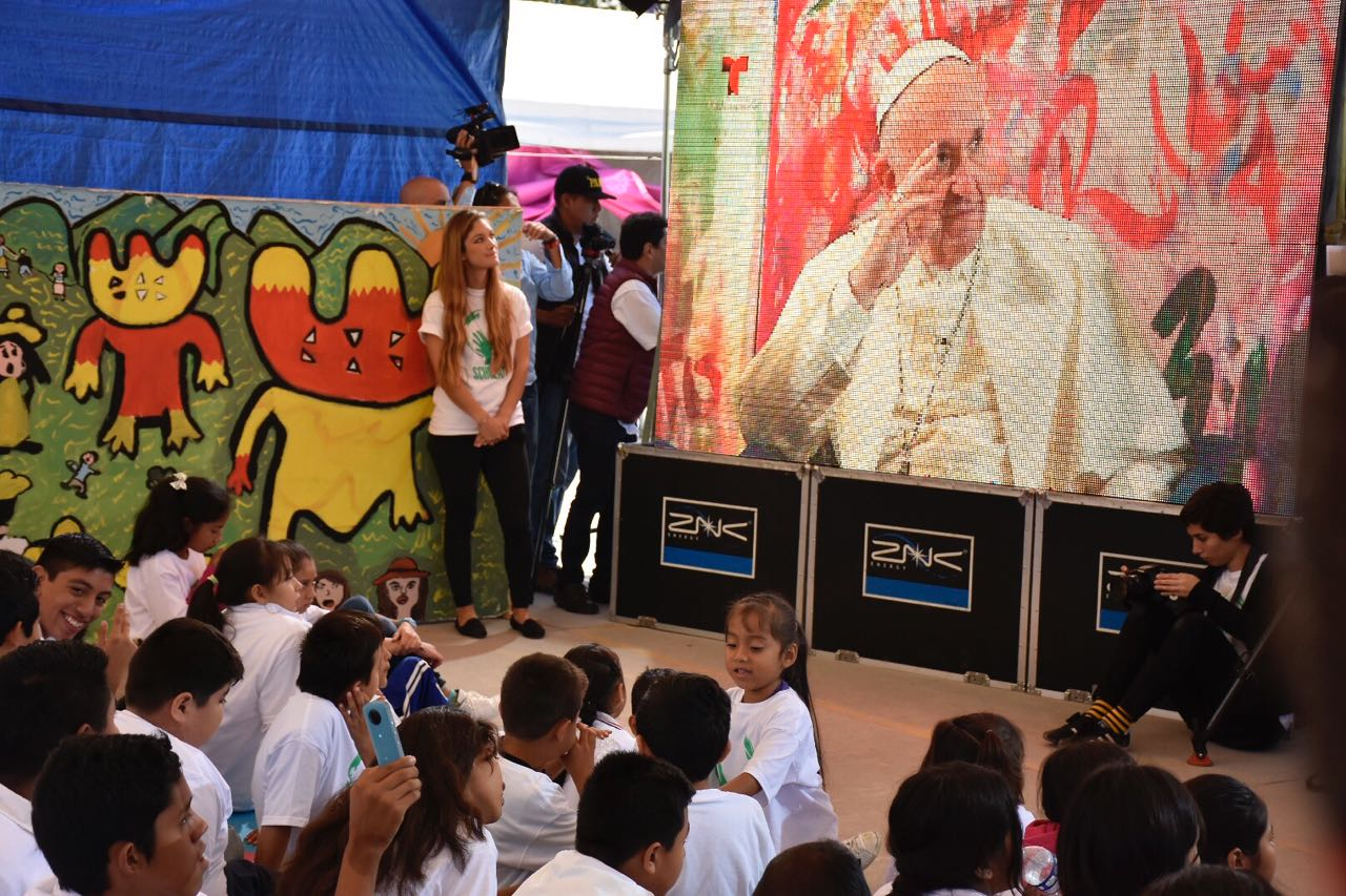 Pide papa Francisco a damnificados en Morelos construir caminos de paz