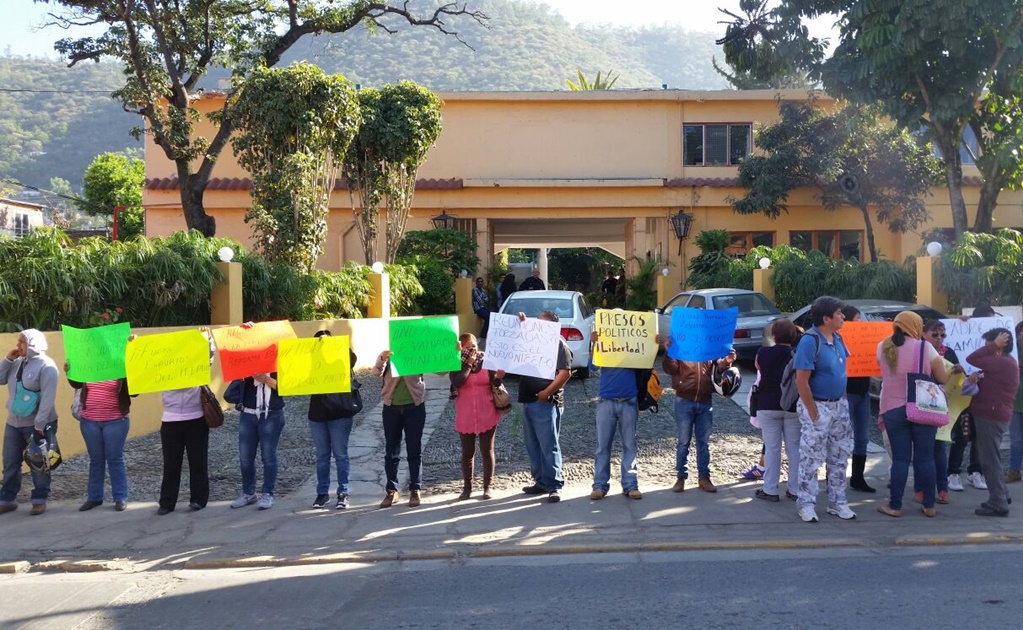 Protestan maestros en supuesta reunión del IEEPO en Oaxaca