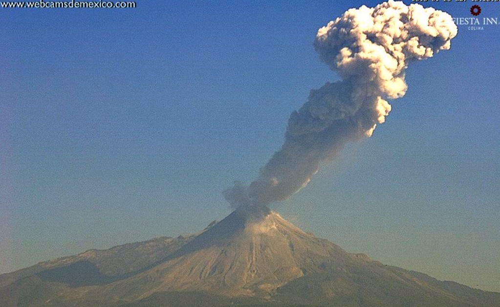 Volcán de Colima emite fumarola de 2 km con ceniza
