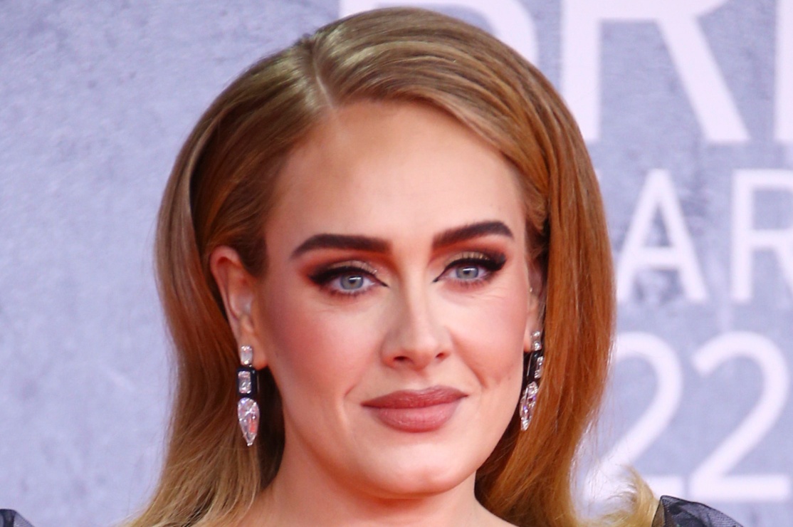 Adele captada en actitud 'alegre' cantando "Teenage Dream" de Katy Perry en un bar