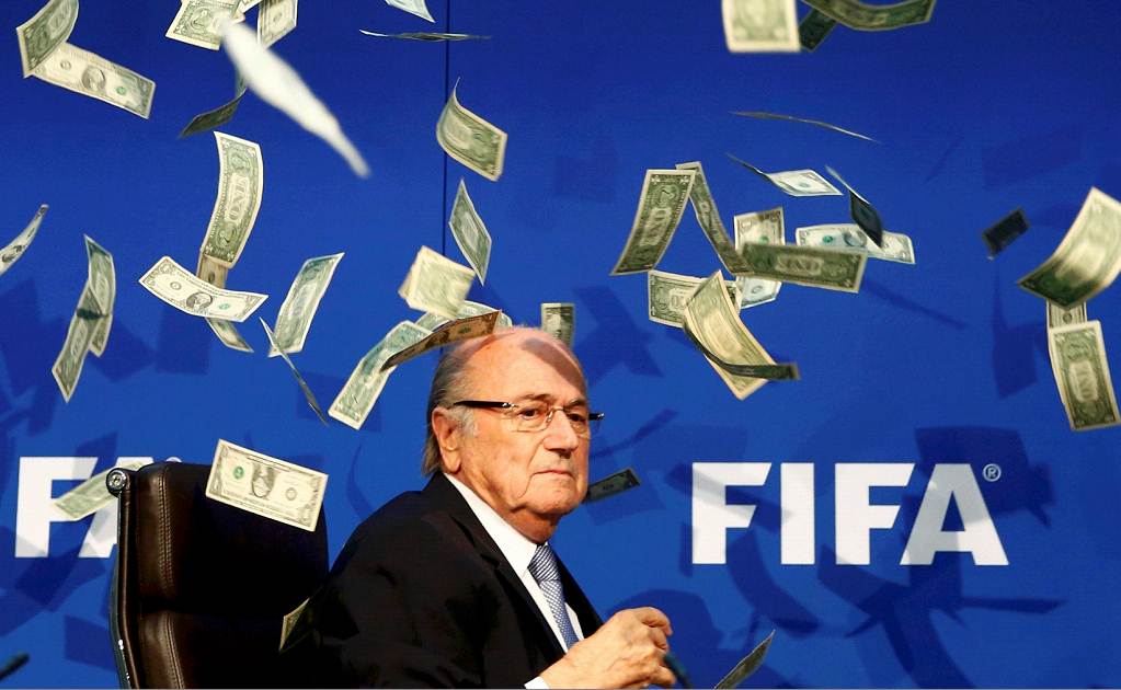 Caso FIFA. Intruso lanza billetes a Blatter 