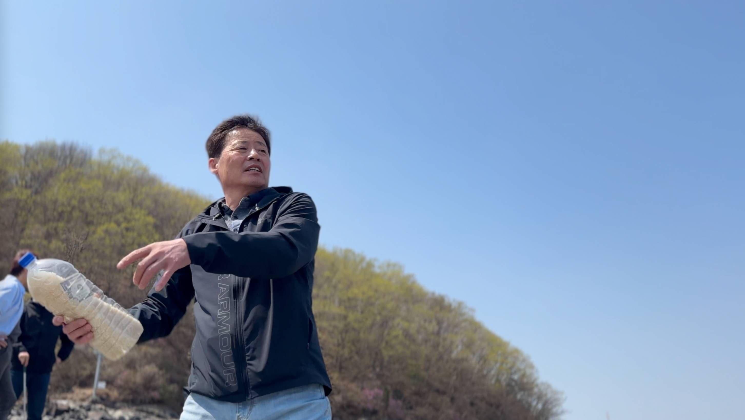 El hombre que desde Corea del Sur lanza botellas con arroz al mar para salvar vidas en Norcorea