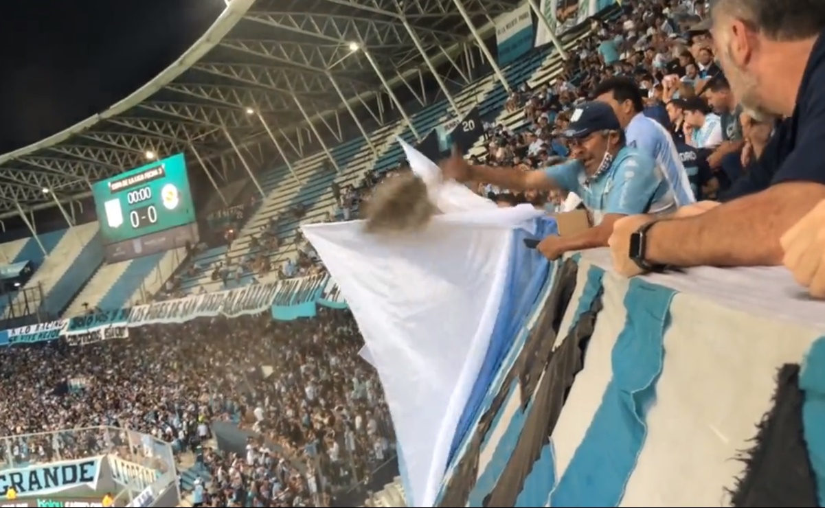 Lanzan cenizas de fallecido en pleno estadio y caen sobre una aficionada