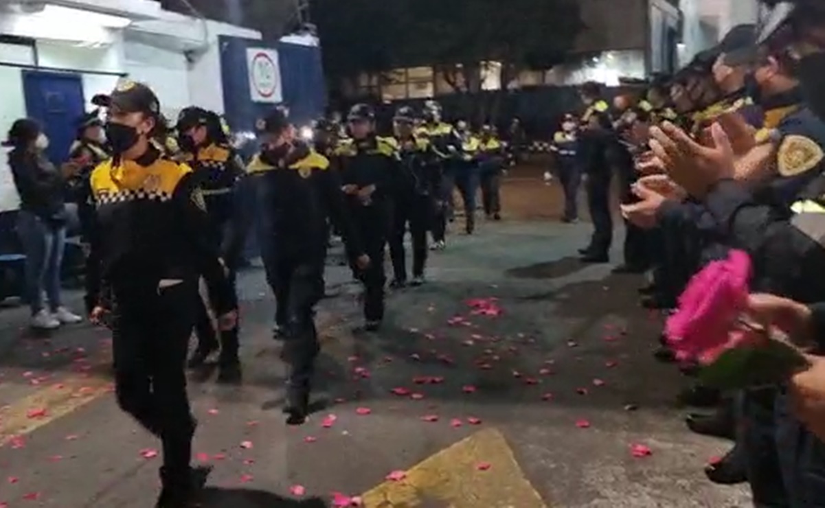 Con flores y aplausos reciben a mujeres policías, tras marcha a favor del aborto en CDMX