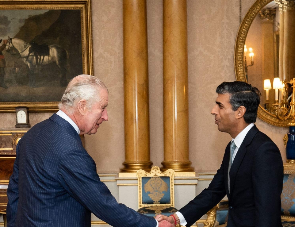 El rey Carlos III nombra oficialmente a Rishi Sunak como primer ministro de Reino Unido