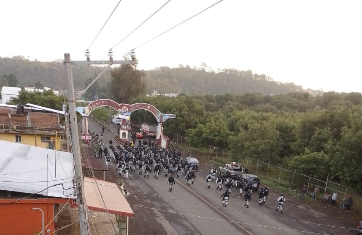 Despliegan fuerte operativo en Nuevo San Juan Parangarícutiro, Michoacán; criminales incendian vehículos